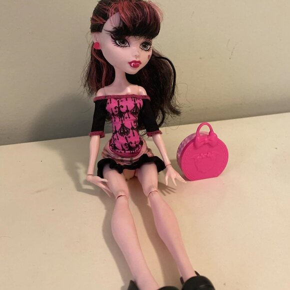 Monster High Draculaura - Picture 2 of 6